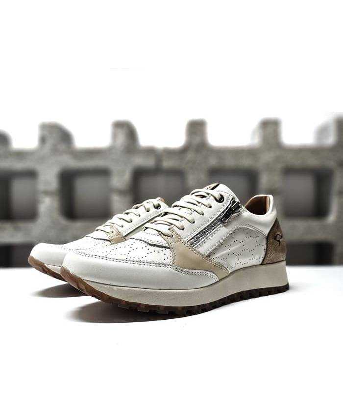 Zapatos deportivos mujer Kangaroos en piel perforada beige con cremallera lateral, vista de medio perfil.