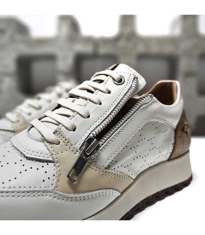 Primer plano del diseño calado y detalle en piel efecto serpiente del zapato Kangaroos.