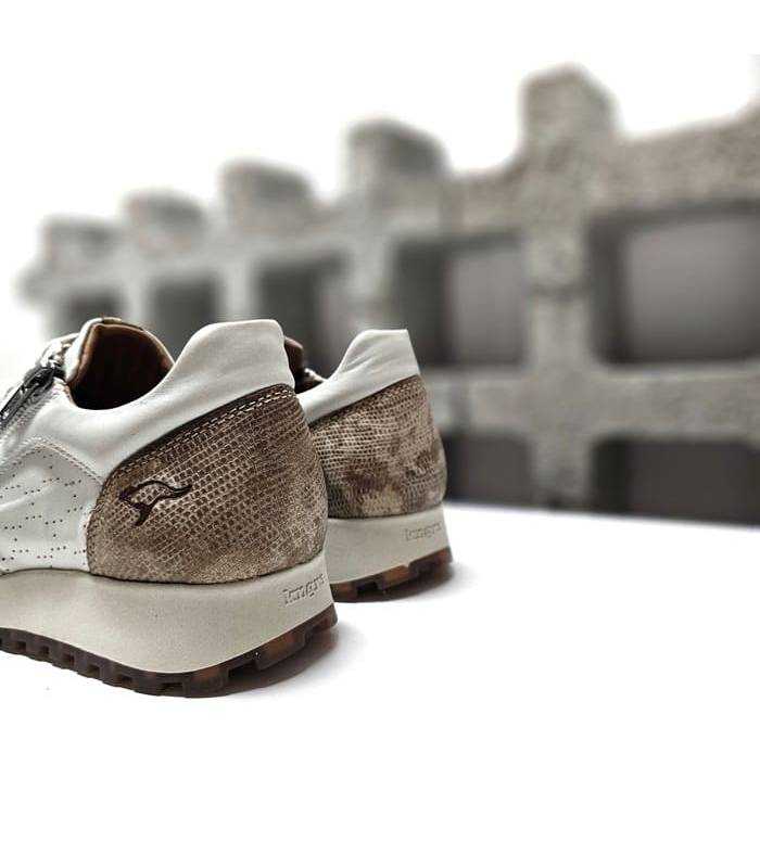 Zapato deportivo mujer Kangaroos con detalle en piel serpiente marrón y suela ligera, vista trasera