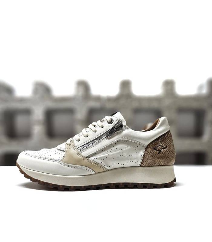 Zapatos deportivos mujer Kangaroos con cierre de cordones y plantilla extraíble, vista de perfil.