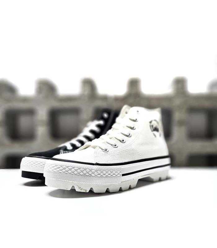 Comparativa de Bota deportiva de lona blanca o negra para mujer de Lois.