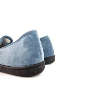 Talón cerrado para mayor sujeción y calidez de zapatilla azul de plumaflex