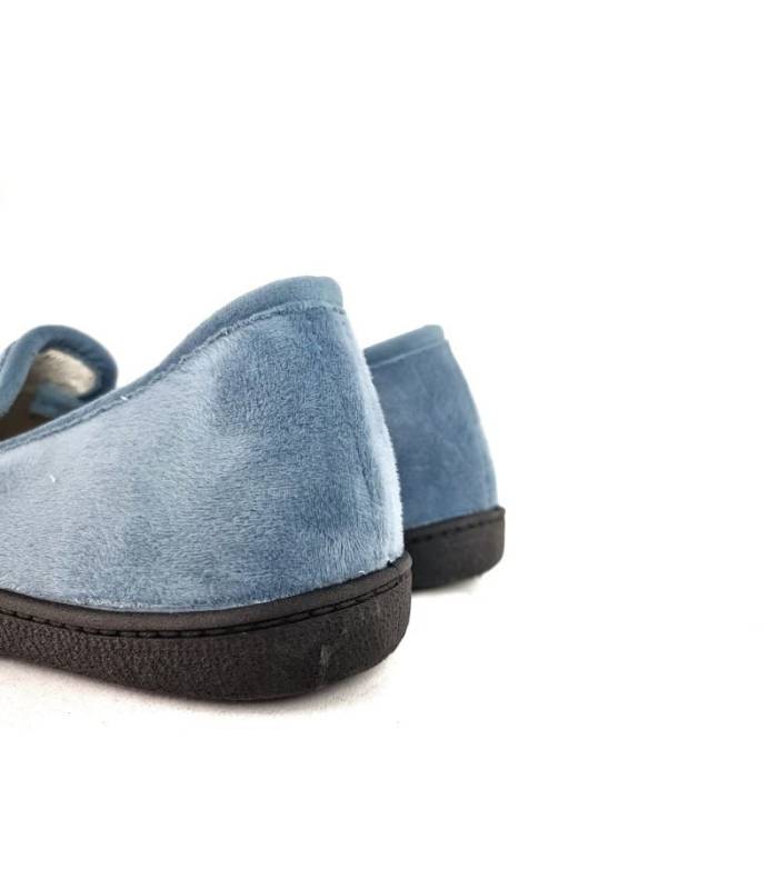 Talón cerrado para mayor sujeción y calidez de zapatilla azul de plumaflex