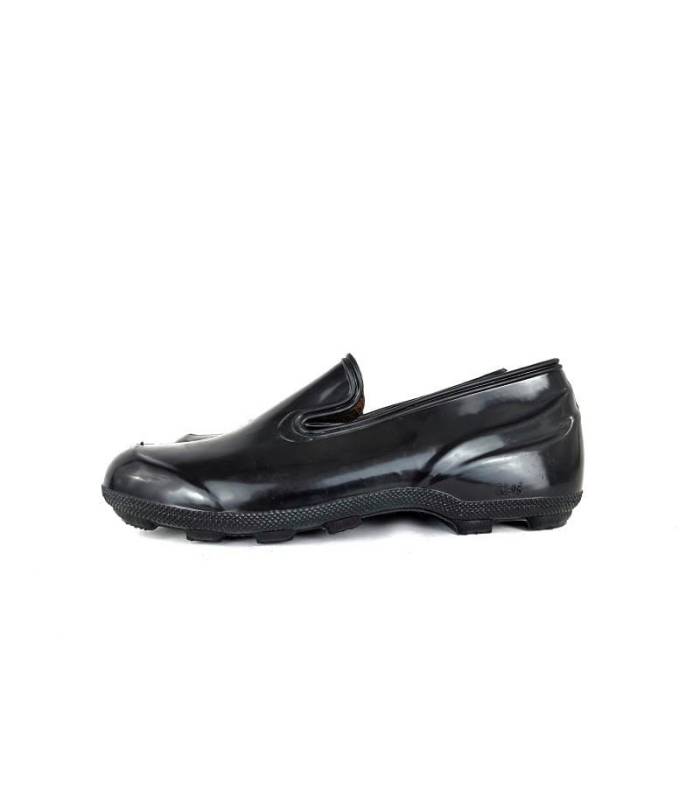 vista lateral chanclo fino protector calzado hombre