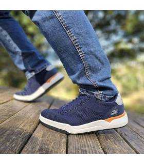Deportivo Dorse azul de Skechers combinado con un pantalón vaquero