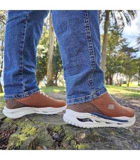 Vista trasera de Deportivo hombre Skechers Arch  puestas en un modelo.