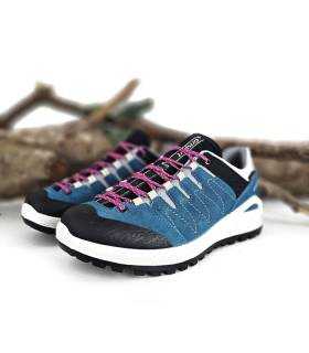 Vista semi lateral de la zapatillas senderismo mujer azulona Grisport con cordones fucsia.