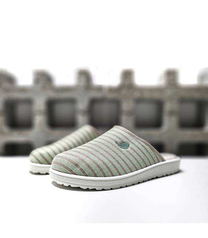 Vista semi lateral de la Zapatillas Casa Descalza Rayas Verde Plumaflex con suela antideslizante.