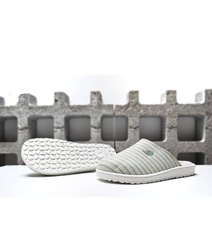 vista del piso de las zapatillas de casa de rayas de Plumaflex