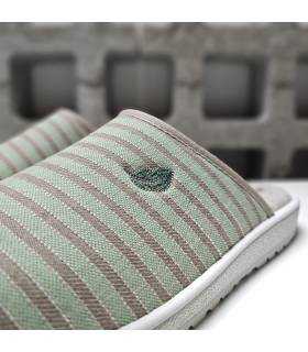 Detalle del corte textil de rayas verdes y el bordado decorativo en la pala.