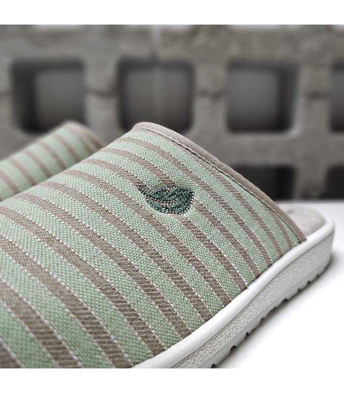 Detalle del corte textil de rayas verdes y el bordado decorativo en la pala.