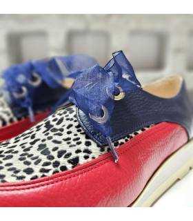 Primer plano de la pala con estampado animal print