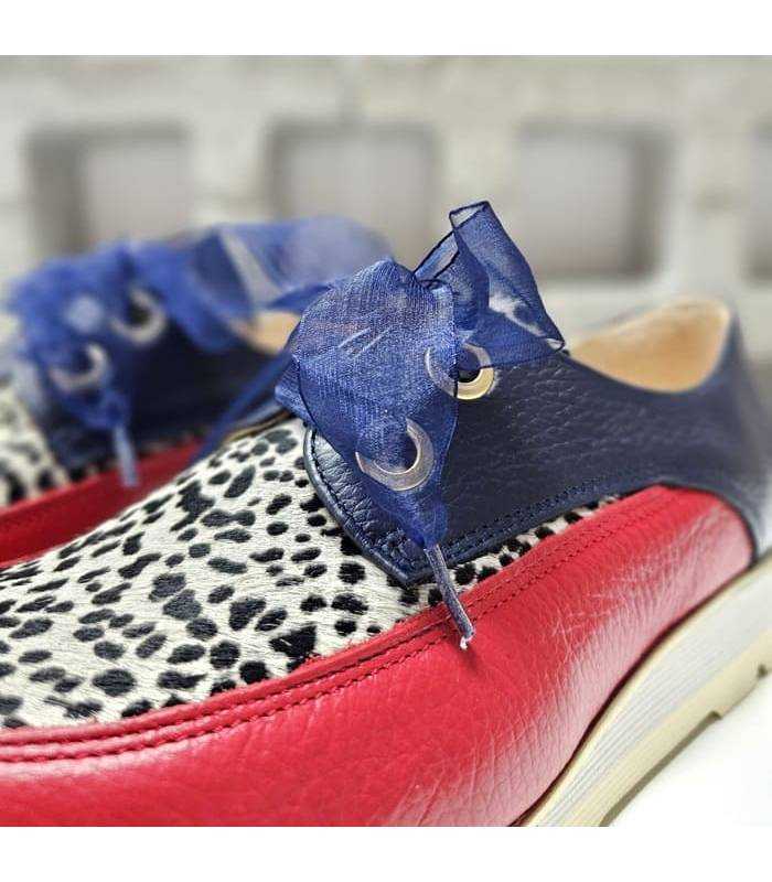 Primer plano de la pala con estampado animal print
