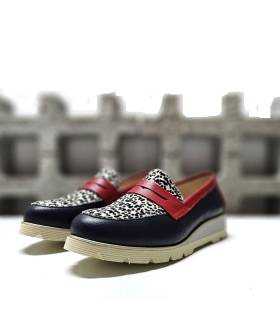 Vista semi lateral del Zapatos Mocasínes Noelia rojo azul de Nival con detalles en animal print.