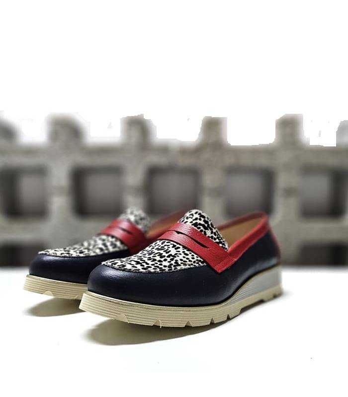 Vista semi lateral del Zapatos Mocasínes Noelia rojo azul de Nival con detalles en animal print.