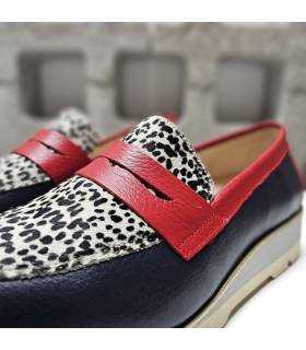 Primer plano de la pala con estampa animal print