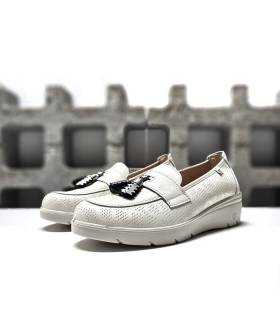 Vista semi lateral del zapatos mocasín mujer cuña vainilla Laura Azaña.