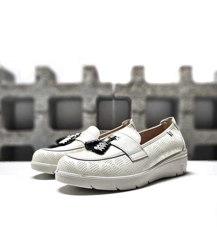 Vista semi lateral del zapatos mocasín mujer cuña vainilla Laura Azaña.