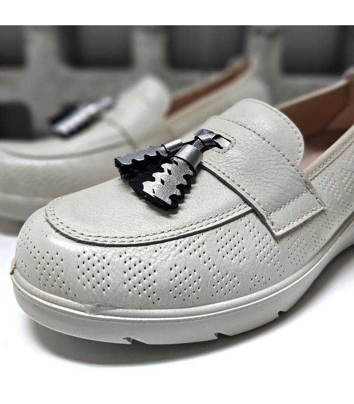 Detalle del antifaz con borlas en plata envejecida sobre la pala del zapato.