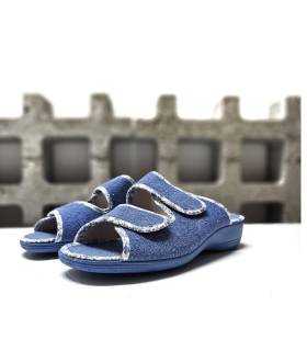 Zapatillas de casa pinki de rizo azul con cierre de velcro, vista de medio perfil