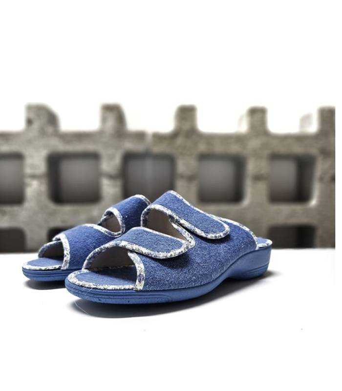 Zapatillas de casa pinki de rizo azul con cierre de velcro, vista de medio perfil