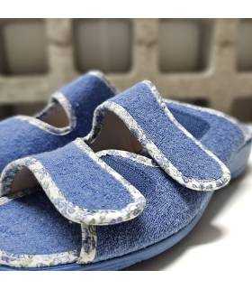 detalle del cierrde velcros abierto de las zapatillas descalzas de Cabrera azules