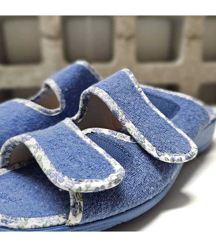 detalle del cierrde velcros abierto de las zapatillas descalzas de Cabrera azules
