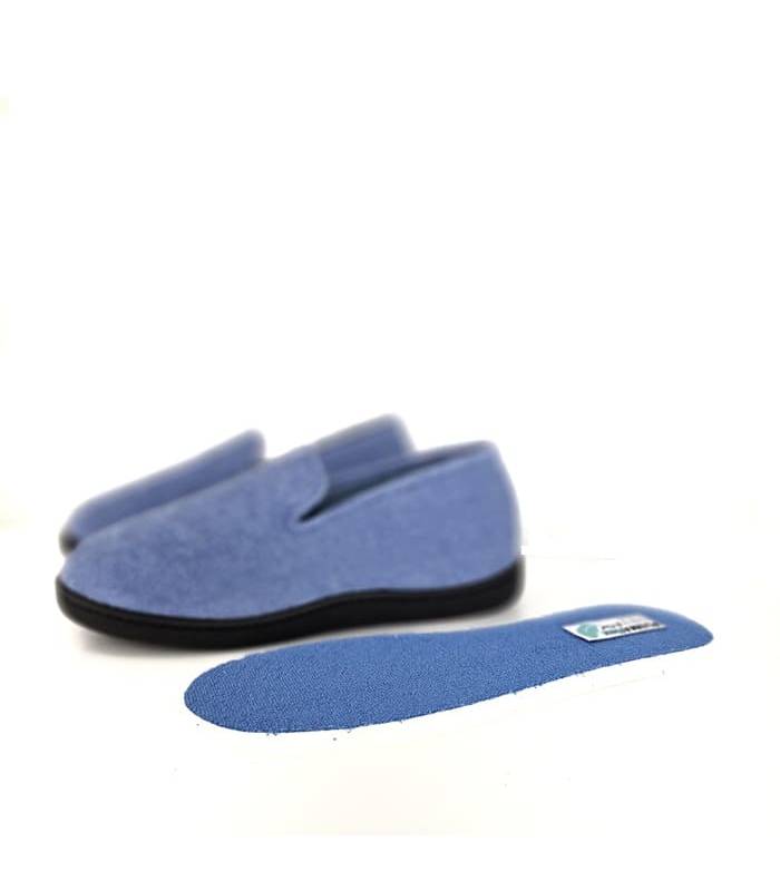 Primer plano de la plantilla extraíble Memory Foam de la zapatilla.