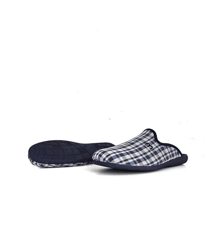 Vista de la suela:
Piso de goma antideslizante, ideal para caminar con seguridad en casa de zapatilla cuadros azules