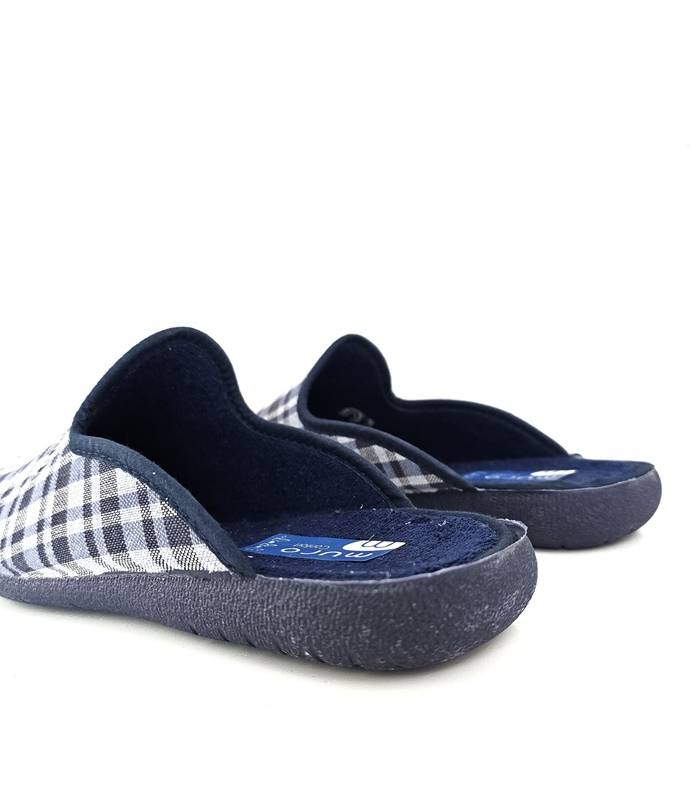 Vista trasera:
Diseño sin talón para mayor comodidad y fácil calce de zapatilla de cuadros azules