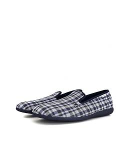 Imagen principal:
Zapatilla casa cerrada hombre con cuadros azules, ligera y cómoda para verano.