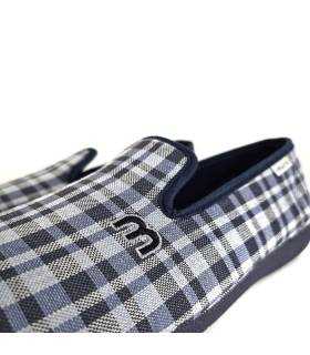 Detalle del tejido de cuadros azules de zapatilla de verano para hombre