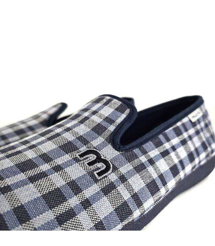 Detalle del tejido de cuadros azules de zapatilla de verano para hombre