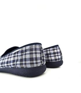 Vista trasera:
Diseño de zapatilla cerrada tonos grises con suela ligera y flexible en color negro.