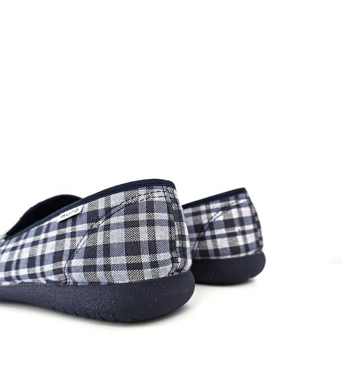 Vista trasera:
Diseño de zapatilla cerrada tonos grises con suela ligera y flexible en color negro.