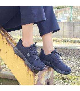 Modelo con pantalones negros a juego con las zapatillas de Laura Azaña negras