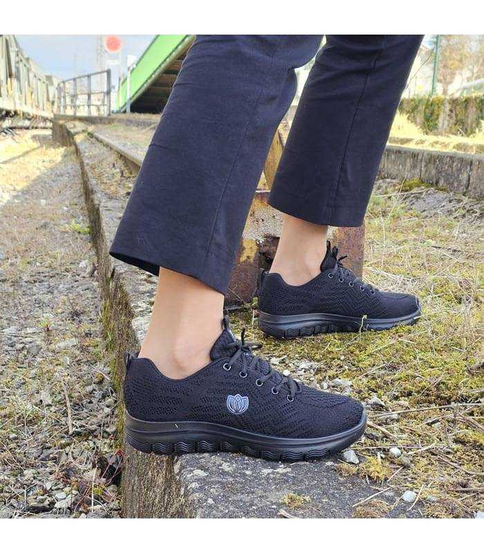 zapatillas de mujer negras cómodas de Laura Azaña puestas en los pies