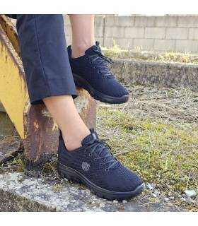 Deportivos de cordones negros modelo Runner Lady de Laura Azaña puestos en modelo