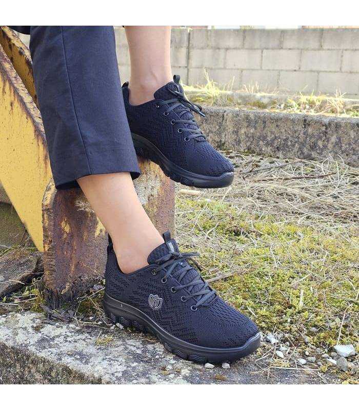 Deportivos de cordones negros modelo Runner Lady de Laura Azaña puestos en modelo