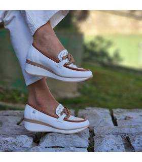 Mujer posando con pantalón blanco que combina con el zapato mocasínes de mujer con cuña de Chika 10