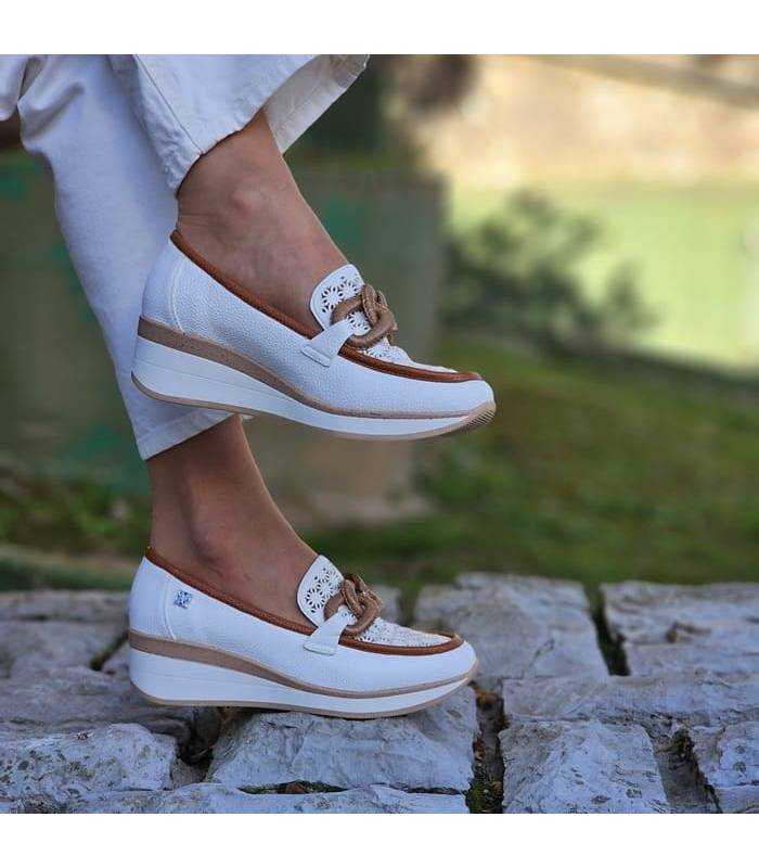 Mujer posando con pantalón blanco que combina con el zapato mocasínes de mujer con cuña de Chika 10