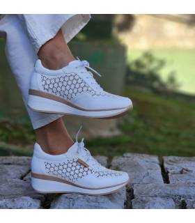 Zapato deportivo cuña Chika 10 blanco combinado con pantalones blancos