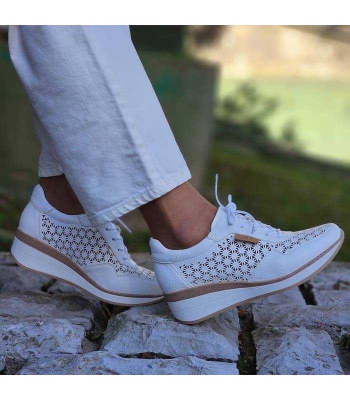 Zapato deportivo cuña Chika 10 puestos en una modelo posando de perfil