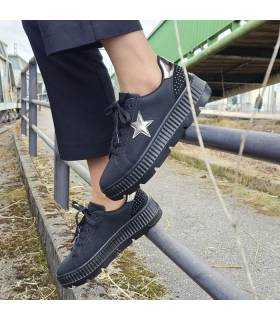Sneakers mujer negro plataforma ligera de Wuapas combinado con pantalón negro