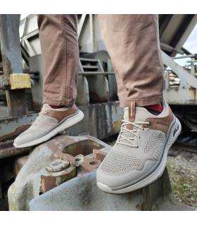 Deportivo hombre Arch Fit Emeric de Skechers combinado con pantalon marrón puestos en modelo