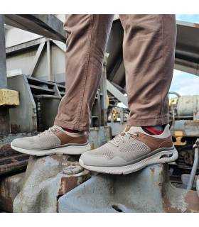 Deportivo hombre Arch Fit Emeric de Skechers puestos en un hombre