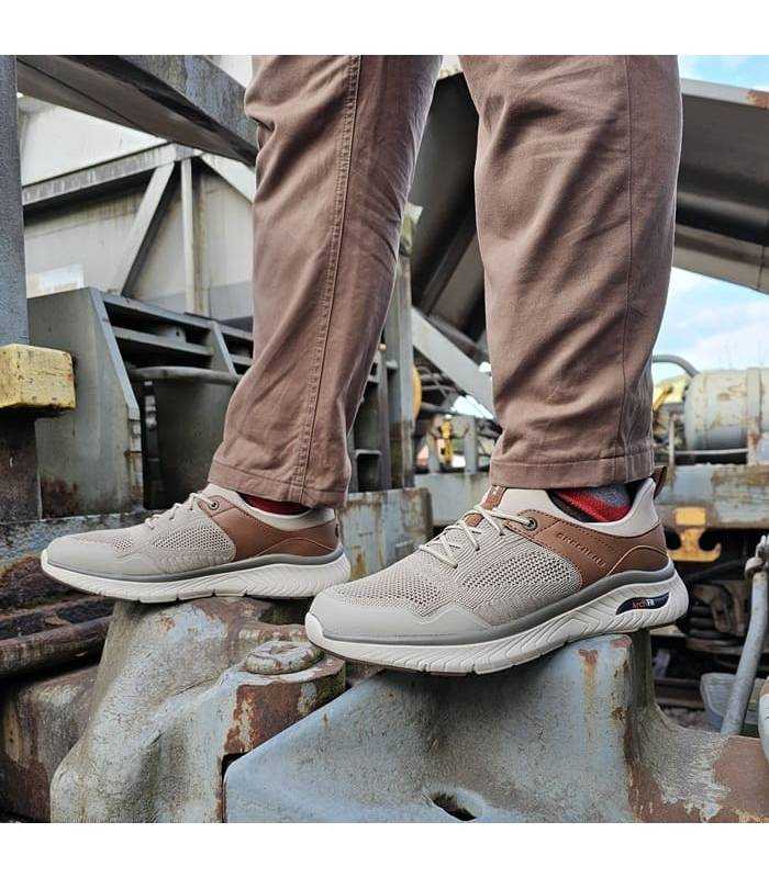 Deportivo hombre Arch Fit Emeric de Skechers puestos en un hombre