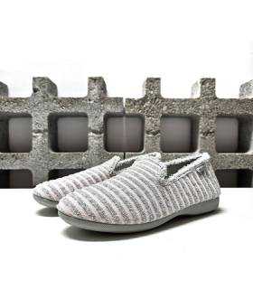 Zapatillas casa mujer de rayas gris y rosa, vista de semi perfil