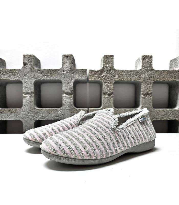 Zapatillas casa mujer de rayas gris y rosa, vista de semi perfil