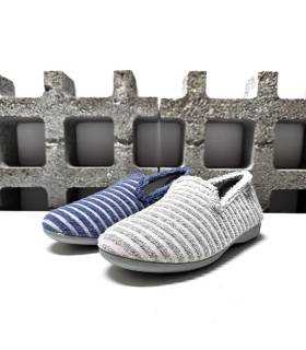 Comparativa de los dos colores, azulon y rosa delas zapatillas de verano de mujer fabricadas por Garrido Muro